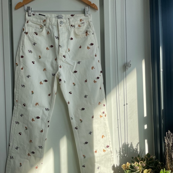 Reformation jeans with embroidered fruit print. Size 26, unworn, out of stock - Picture 5 of 6